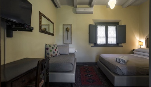 Classic Double Room, 1 Queen Bed, Hill View, Courtyard Area