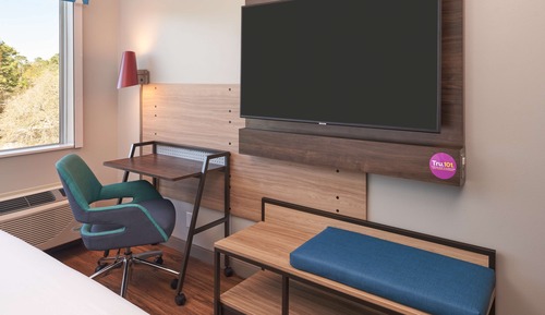 Basic Room, 1 King Bed