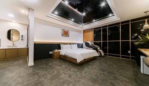 Deluxe Room (Massage Chair)
