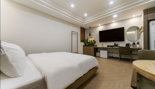 Deluxe Room (Massage Bed)