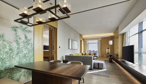Deluxe Suite, 1 King Bed, Lake View