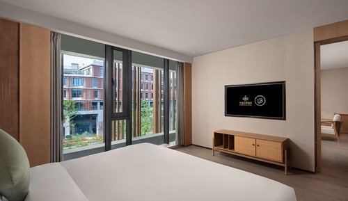 Collection Suite with 1 King Bed