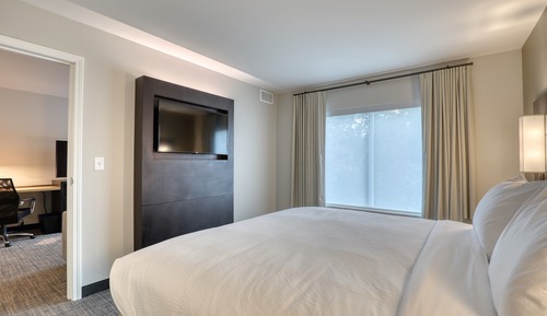 Suite, 1 Bedroom (Mobility/Hearing Access, Roll-In Shwr)