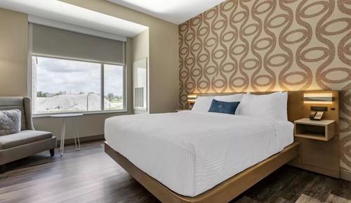 Suite, 1 King Bed, Accessible (Mobility, Roll-In Shower)