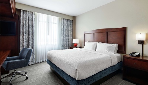 1 King Bed Room, W/C Accessible With Tub