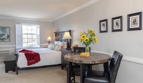 Jetted Tub Room One King Bed