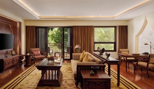 1 Bedroom Suite Lounge Access Dining Meeting Area