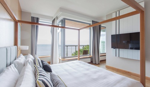 Suite, 1 King Bed with Sofa bed, Non Smoking, Sea View (Balcony)