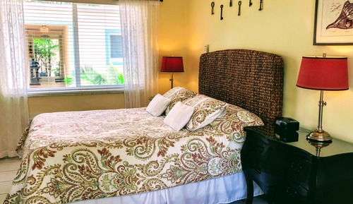 Miami Classic Hotel Room 1 queen-bed