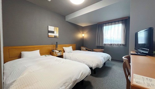 Twin Room, Smoking