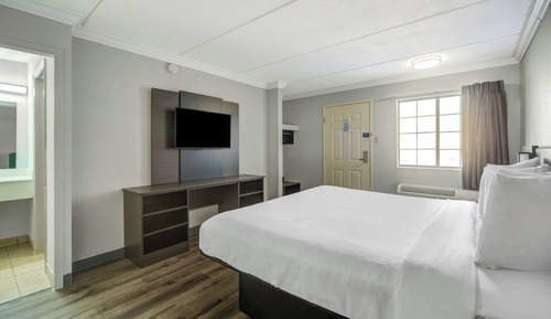 Deluxe Room, 1 King Bed, Non Smoking, Refrigerator & Microwave