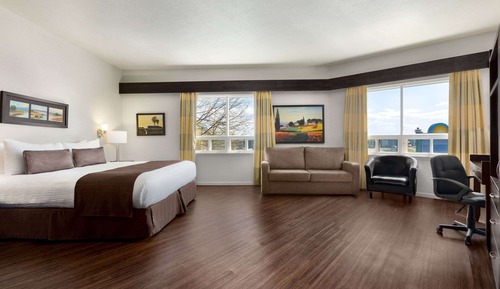 Suite, 1 King Bed, Non Smoking, Ground Floor