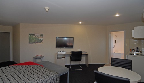 Executive Studio, Jetted Tub