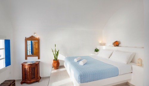 Suite with Outdoor Jetted Tube and Caldera View