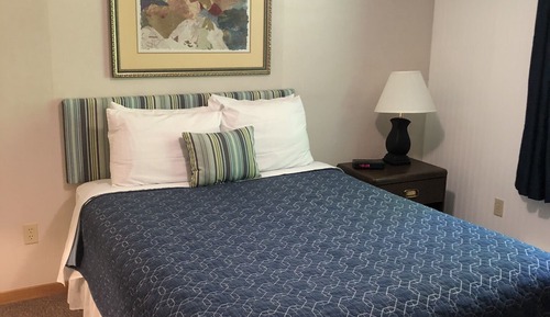 One Bedroom Cottage : One Queen Bed and pull out sofa