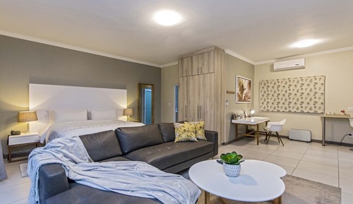 Executive Suite, 1 King Bed, Non Smoking, Garden View (Self-Catering)