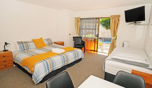 Deluxe Studio with 1 Queen and 1 Single Bed