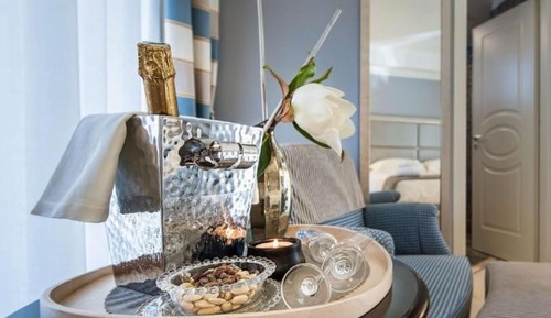 Suite, 1 King Bed, Pool Access