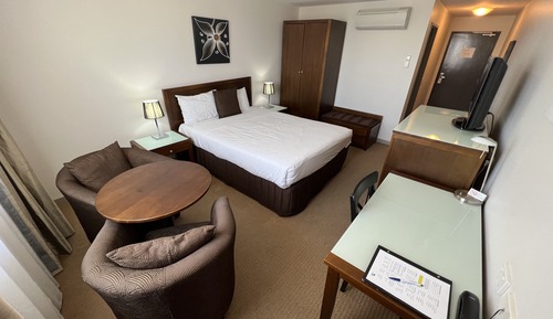 Deluxe Queen Suite