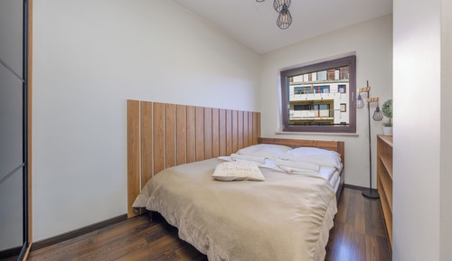 Apartment (17 B)