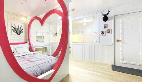 Room (Pink Heart)