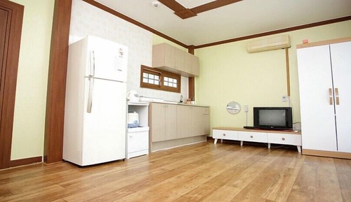 Room (Bongsunhwa)