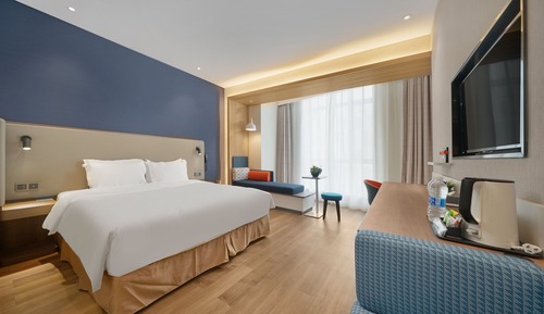 Standard Room, 1 King Bed (Extra Floor Space)
