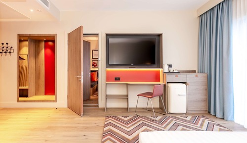 Family Room, 1 King Bed, Connecting Rooms