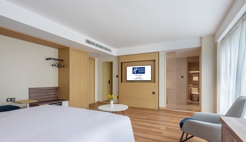 Standard Room, 1 King Bed (Extra Floor Space)