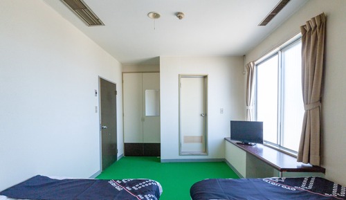 Western Room with Shared Washroom - Single (Smoking)