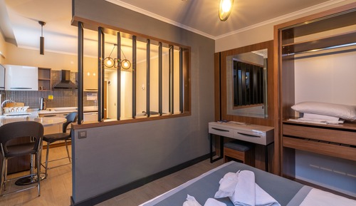 Deluxe Studio, Corner