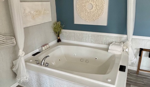 Romantic Studio Suite, 1 King Bed, Jetted Tub, Ground Floor