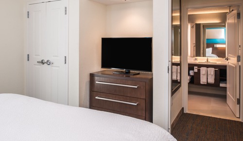 Suite, 2 Bedrooms (Mobility/Hearing Access, Roll-In Shwr)