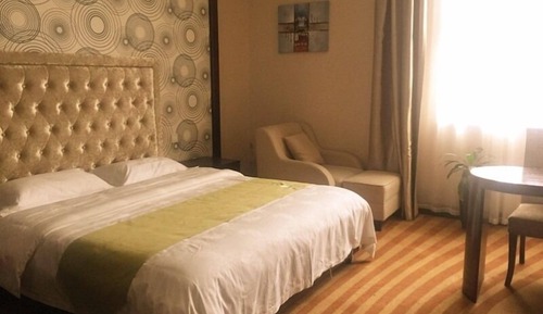 Business Queen Room