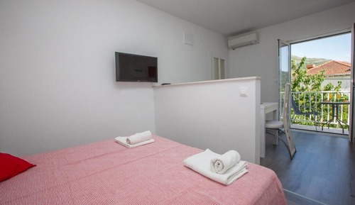Studio (Studio Apartment with Balcony)