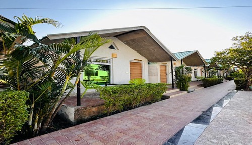 Luxury Cottage (Pool Side)