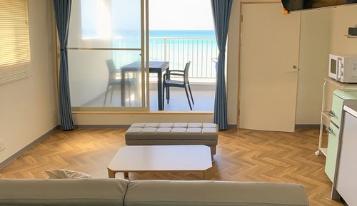 Room, Balcony (P)