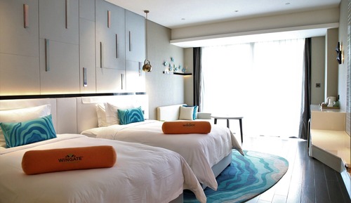 Deluxe Room, 2 Twin Beds, Smoking, Mountain View