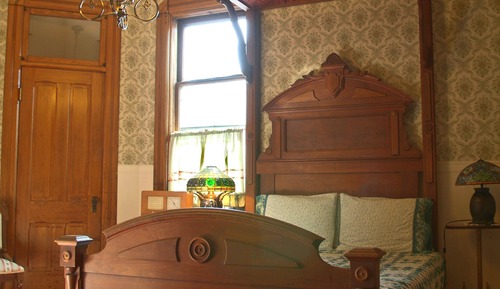 Standard Room, 1 Queen Bed, Non Smoking, Shared Bathroom