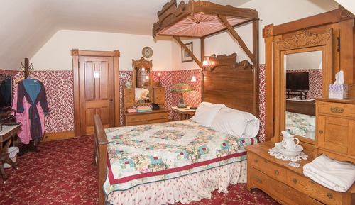 Standard Room, 1 Queen Bed, Non Smoking, Shared Bathroom