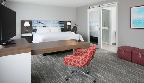Studio, 1 King Bed, Refrigerator & Microwave (Wet Bar)