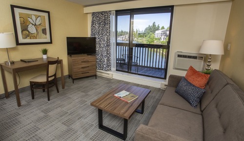 Deluxe Room, 1 Queen Bed, Lake View
