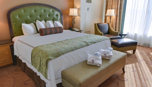 Deluxe King Bed Nonsmoking - Golf View