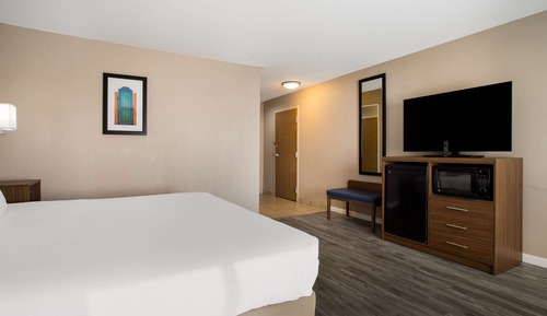 Standard Room, 1 King Bed, Accessible, Refrigerator & Microwave