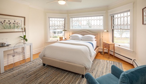 Genesee Room, Deluxe Queen Bed, Ensuite, Partial Lake View