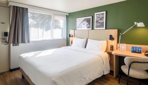 Standard Room, 1 Queen Bed