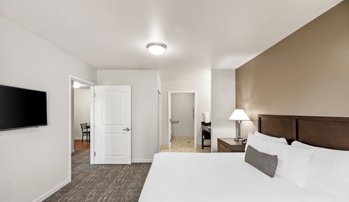 Executive Suite, 1 Queen Bed with Sofa bed, Mobility Accessible