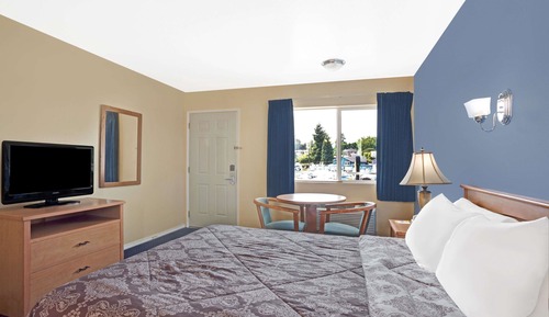 Standard Room, 1 Queen Bed