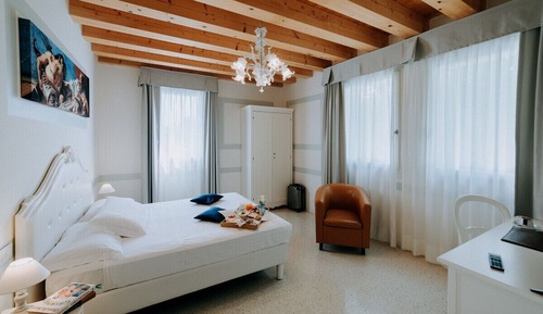 Junior Room (historical wing – no elevator)