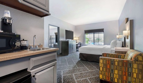 Family Suite, Multiple Beds, Non Smoking, Refrigerator & Microwave (Dining Table)